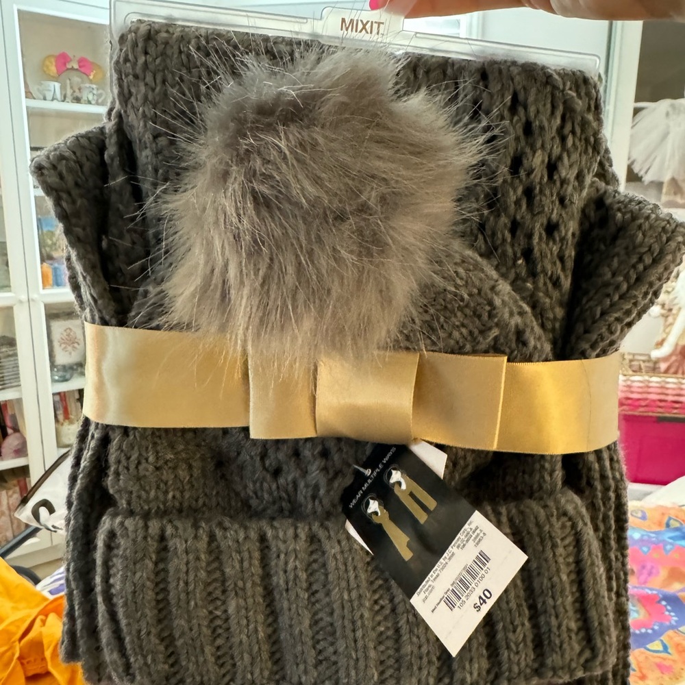 Hat and scarf set. Brand new. Pet free and smoke free home